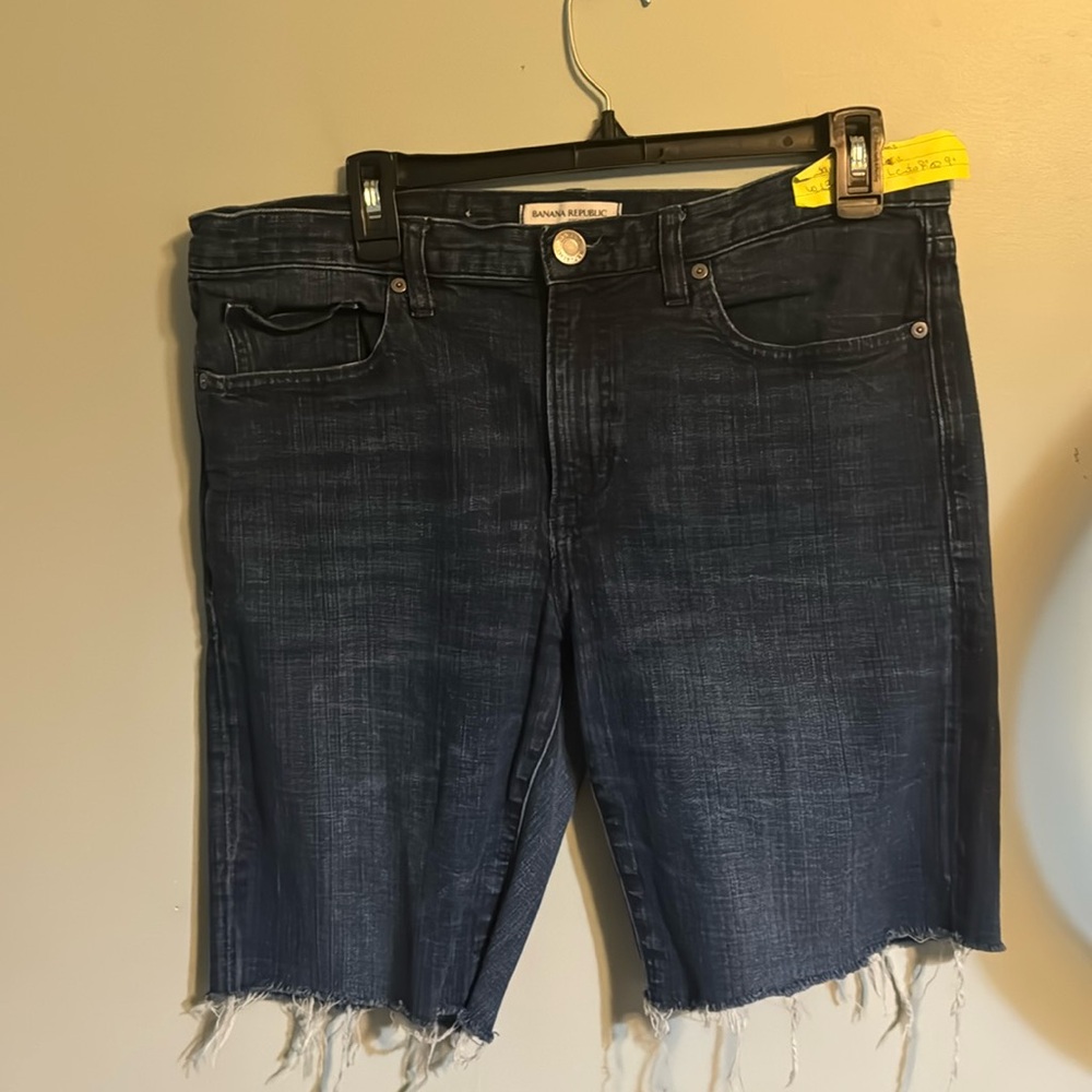 Banana Republic cut off shorts, W18 R11 Cut 9” on legs dark wash look good